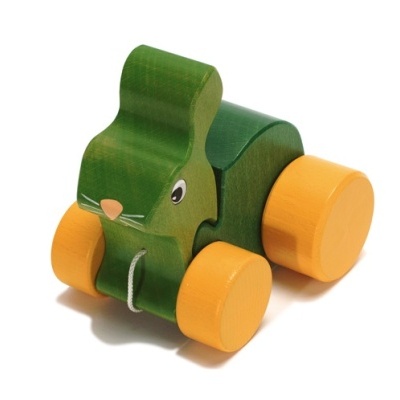 Brinquedo de madeira em forma de coelho verde com rodas amarelas