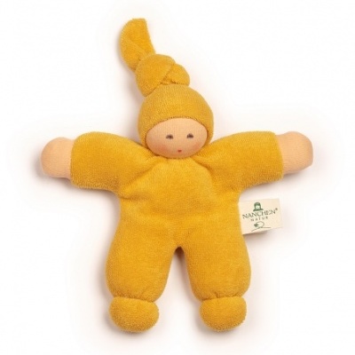 Boneco tecido amarelo com rosto simples e chapéu pontiagudo