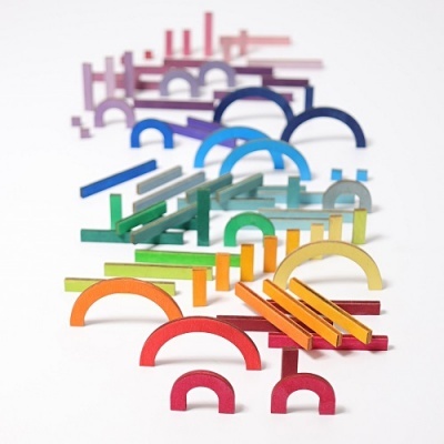 Peças de madeira coloridas em forma de arcos e barras alinhadas