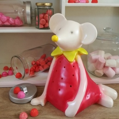 Figura decorativa de rato branco com vestido vermelho e balas coloridas em frascos