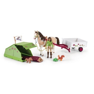 Conjunto de brinquedos com tenda verde, figura humana, cavalo, trailer, esquilo e cacho de uvas.