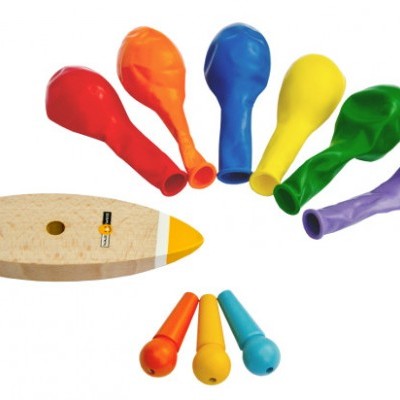 Conjunto de base de madeira oval com nove balões coloridos.