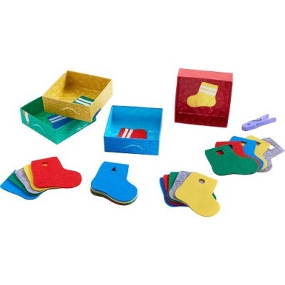 Cartões de cartão ou feltro em forma de meia colorida com caixas e uma mola sobre fundo branco