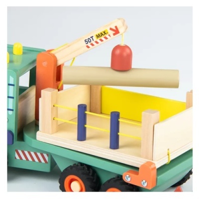 Brinquedo de madeira camião com guindaste colorido e texto 50T MAX.