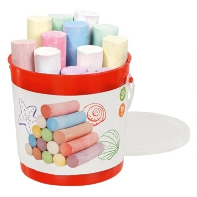 Balde vermelho com giz colorido pastel e tampa branca