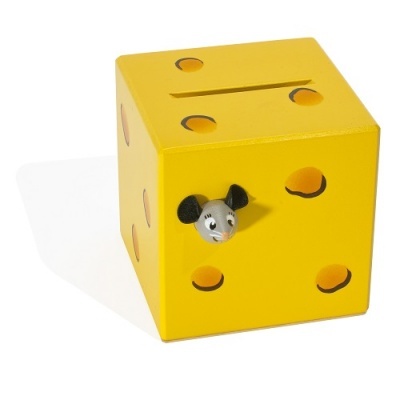 Cubo amarelo em madeira com buracos e rato cinza encaixado