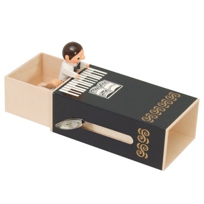 Caixa musical de madeira com figura a tocar piano e decoração preta e dourada