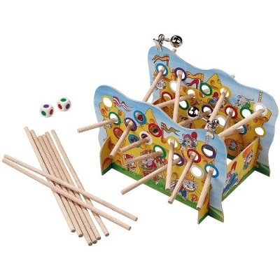 Jogo de madeira e cartão com varinhas e dados coloridos