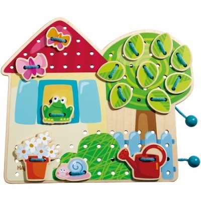 Painel de madeira infantil com casa, árvore, regador, caracol, flores e folhas destacáveis