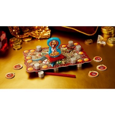 Jogo de tabuleiro com figura de leão e peças brancas sobre fundo dourado