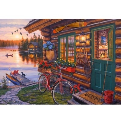 Cabana de madeira com bicicleta vermelha e flores perto de lago ao pôr do sol