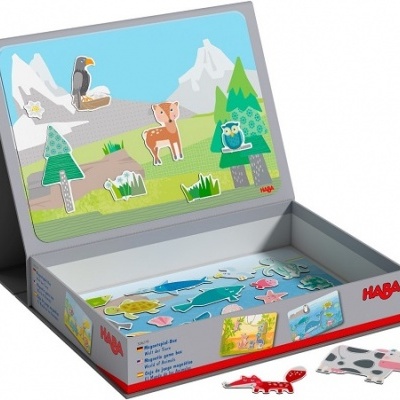 Jogo magnético HABA com peças de animais e cenário de montanhas