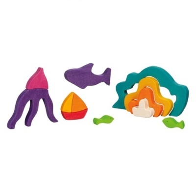 brinquedos de madeira coloridos em formas de polvo, peixe, barco e ondas