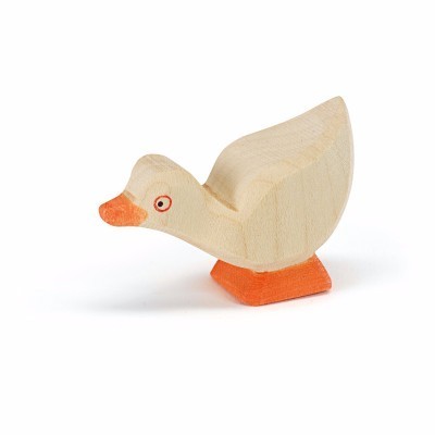 Figura decorativa de pato em madeira com bico e patas laranja