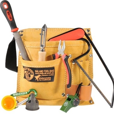 Bolsa de ferramentas amarela com várias ferramentas manuais inseridas