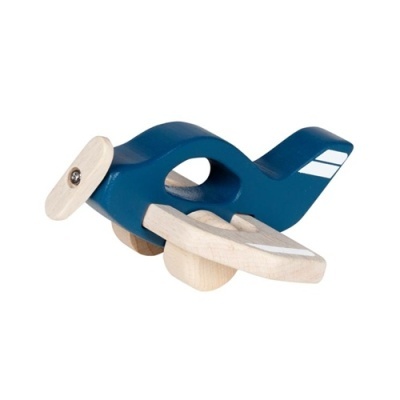 Avião de brinquedo em madeira azul escuro com asas claras e hélice