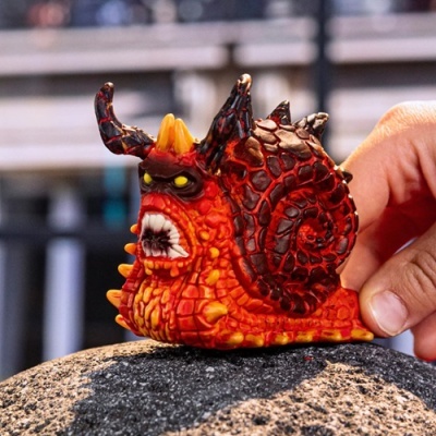 Figura colecionável de caracol demoníaco vermelho e preto com textura detalhada