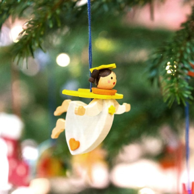 Anjo decorativo de madeira pendurado numa árvore de Natal