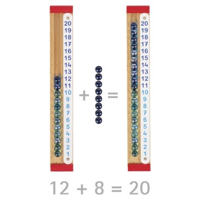 Duas réguas de madeira com bolas azuis e números 1 a 20 a ilustrar soma 12 + 8 = 20