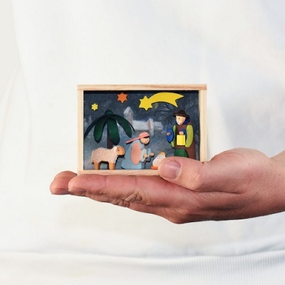 Miniatura de presépio em madeira com figuras coloridas dentro de caixa pequena