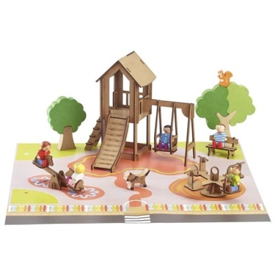 Modelo em madeira de parque infantil com várias estruturas e bonecos