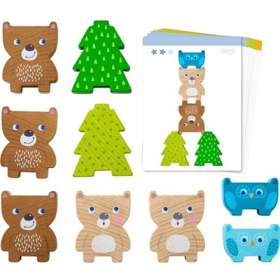 Peças de madeira em forma de animais e árvores com cartões ilustrativos