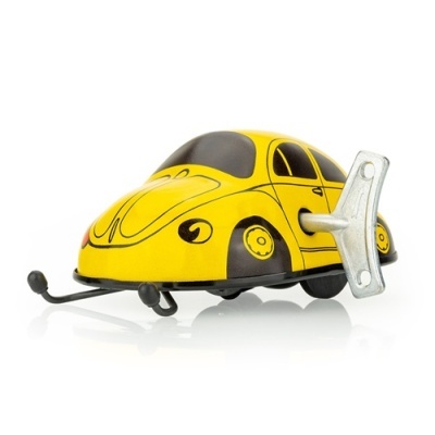 Brinquedo de lata amarelo tipo carro clássico com chave de corda lateral
