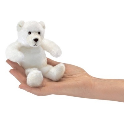 Urso de peluche branco pequeno na palma da mão