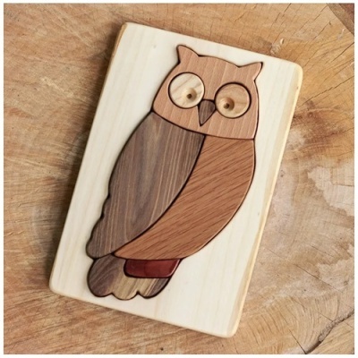Quebra-cabeças de madeira coruja sobre base retangular