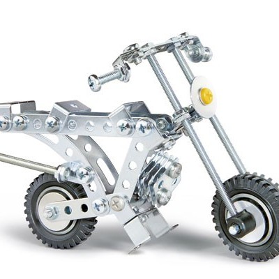 Modelo de motocicleta em metal prateado com rodas de borracha preta