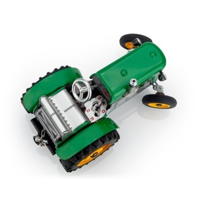 Miniatura de trator verde com rodas amarelas e detalhes metálicos