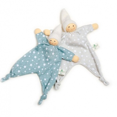 Dois bonecos de pano com padrão de estrelas, um cinza e outro azul esverdeado, com chapéus brancos e nós nas extremidades.