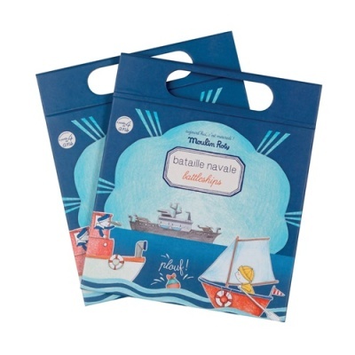 Embalagens azuis ilustradas com barcos e texto 'bataille navale battleships'