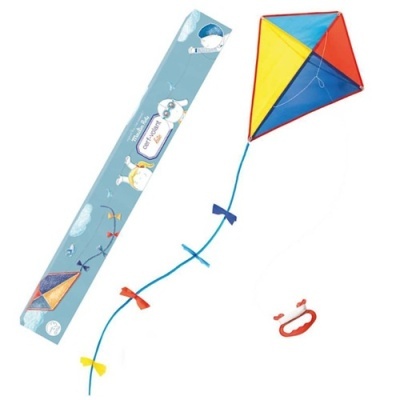 Pipa colorida com cauda e manivela ao lado da embalagem azul clara com desenhos e texto