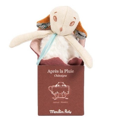 Pelúcia de coelho bege numa caixa castanha com texto 'Après la Pluie Châtaigne'