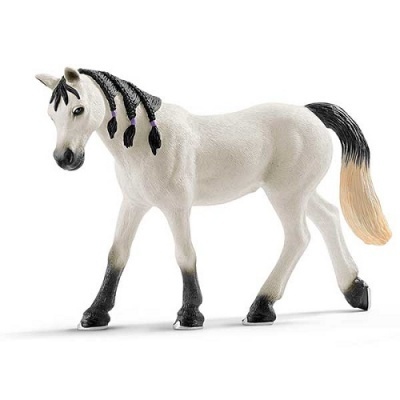 Figura de cavalo branco com crina trançada e rabo colorido