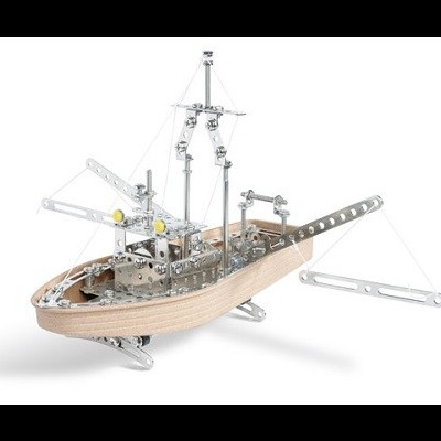 Modelo metálico de navio com casco em madeira clara e estrutura metálica prateada