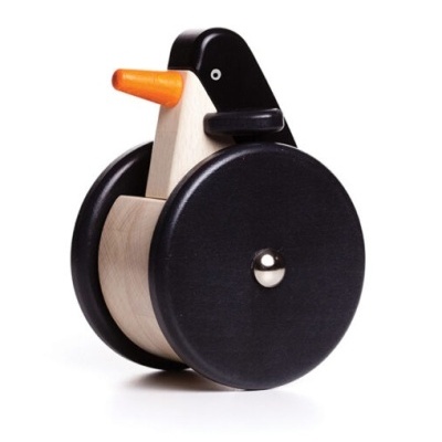 Brinquedo de pinguim de madeira com rodas pretas e bico laranja