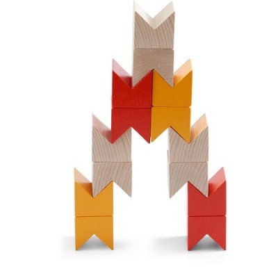 Blocos de madeira coloridos empilhados formando pirâmide