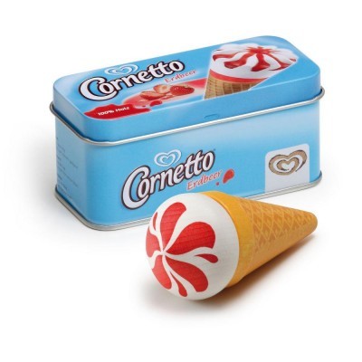Caixa azul metálica da Cornetto Erdbeer com gelado cone de peluche à frente
