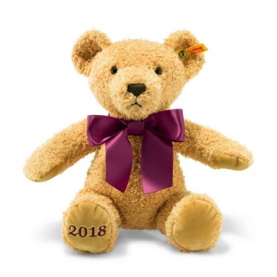 Urso de peluche castanho claro com laço roxo e 2018 na pata