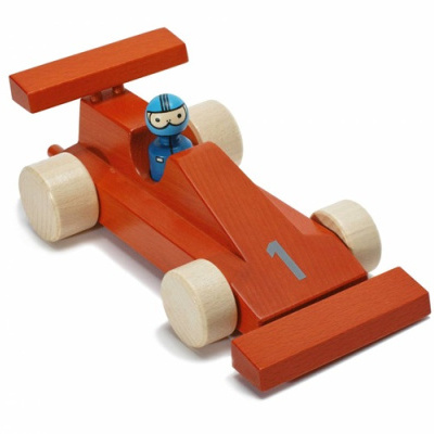 Carro de corrida de brinquedo em madeira laranja com piloto azul e rodas naturais