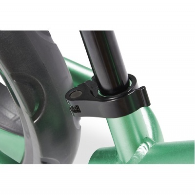 Peça metálica verde com fixação plástica preta em tubo cilíndrico negro