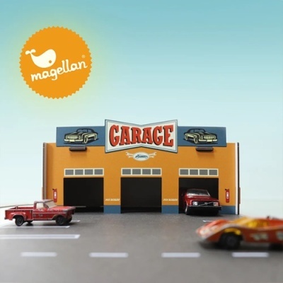 Miniatura de garagem de brinquedo com carros pequenos e logo Magellan