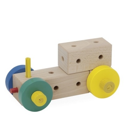 Brinquedo de madeira em forma de carro com blocos naturais e rodas coloridas