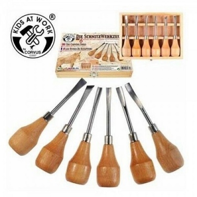 Conjunto de 6 formões com cabos de madeira clara numa caixa de cartão