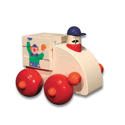 Carrinho de madeira com rodas vermelhas e boneco com chapéu azul e cachecol vermelho