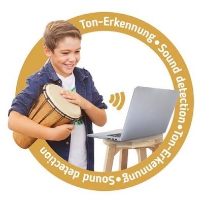 Rapaz a tocar tambor ao lado de computador portátil com texto em círculo