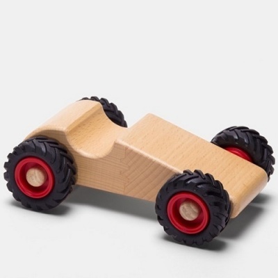 Carro de brinquedo de madeira com rodas vermelhas e pretas em fundo branco