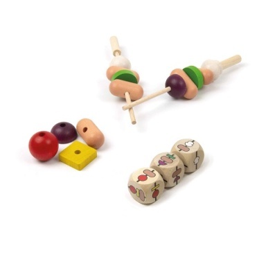 Conjunto de contas de madeira coloridas com dados ilustrados e agulhas sobre fundo branco